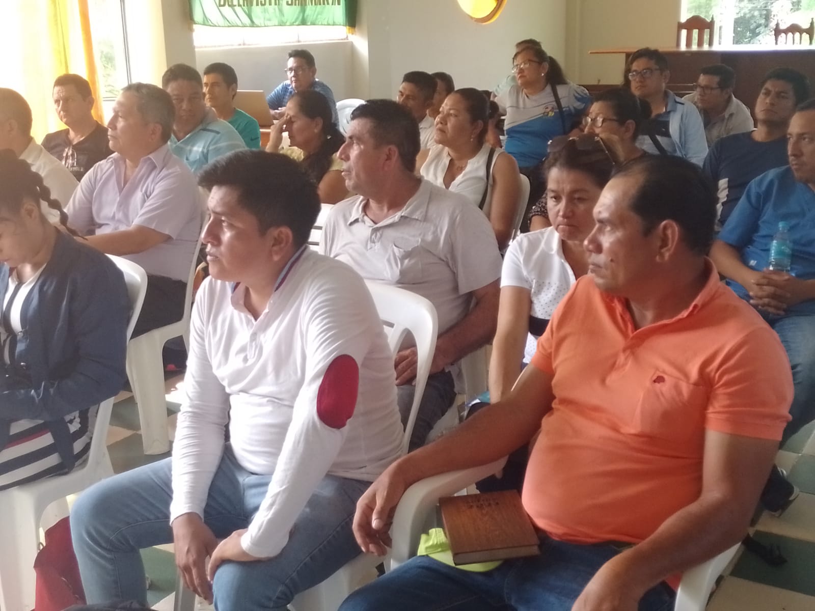 Autoridades locales participando de la reunión de trabajo en bien de la educación.
