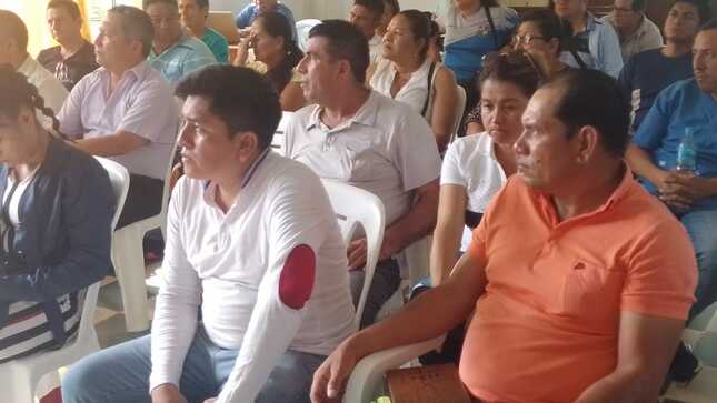 Autoridades locales participando de la reunión de trabajo en bien de la educación.
