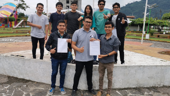 Becarios del Pronabec son reconocidos por compañeros debido a su logro académico