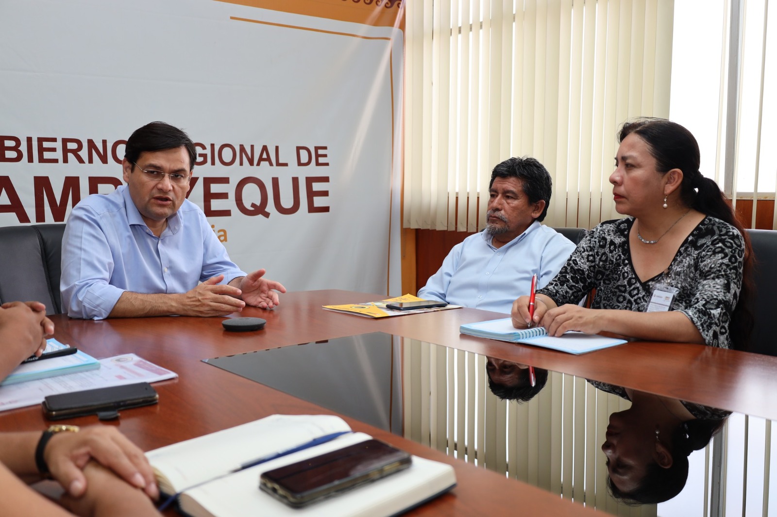 fotografía de gobernador y profesores de la I.E. Santa Magdalena Sofia.