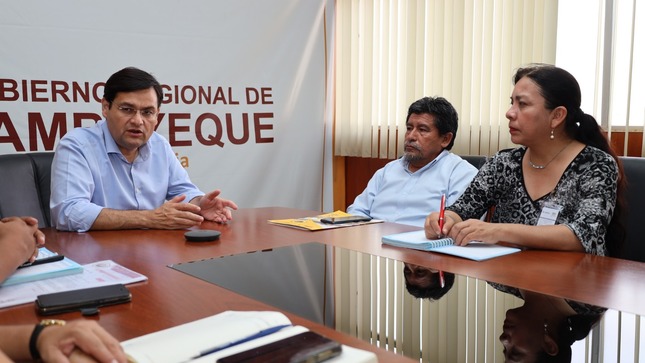 fotografía de gobernador y profesores de la I.E. Santa Magdalena Sofia.