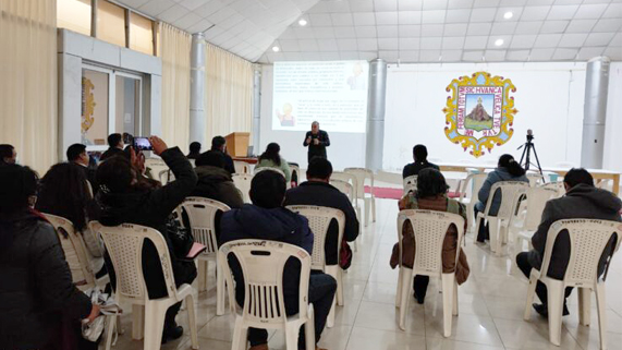 personal administrativo participando del taller  