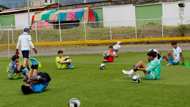 Cuerpo técnico del club Garcilaso de Cusco evalúa nuevos valores preseleccionados del futbol descentralizado