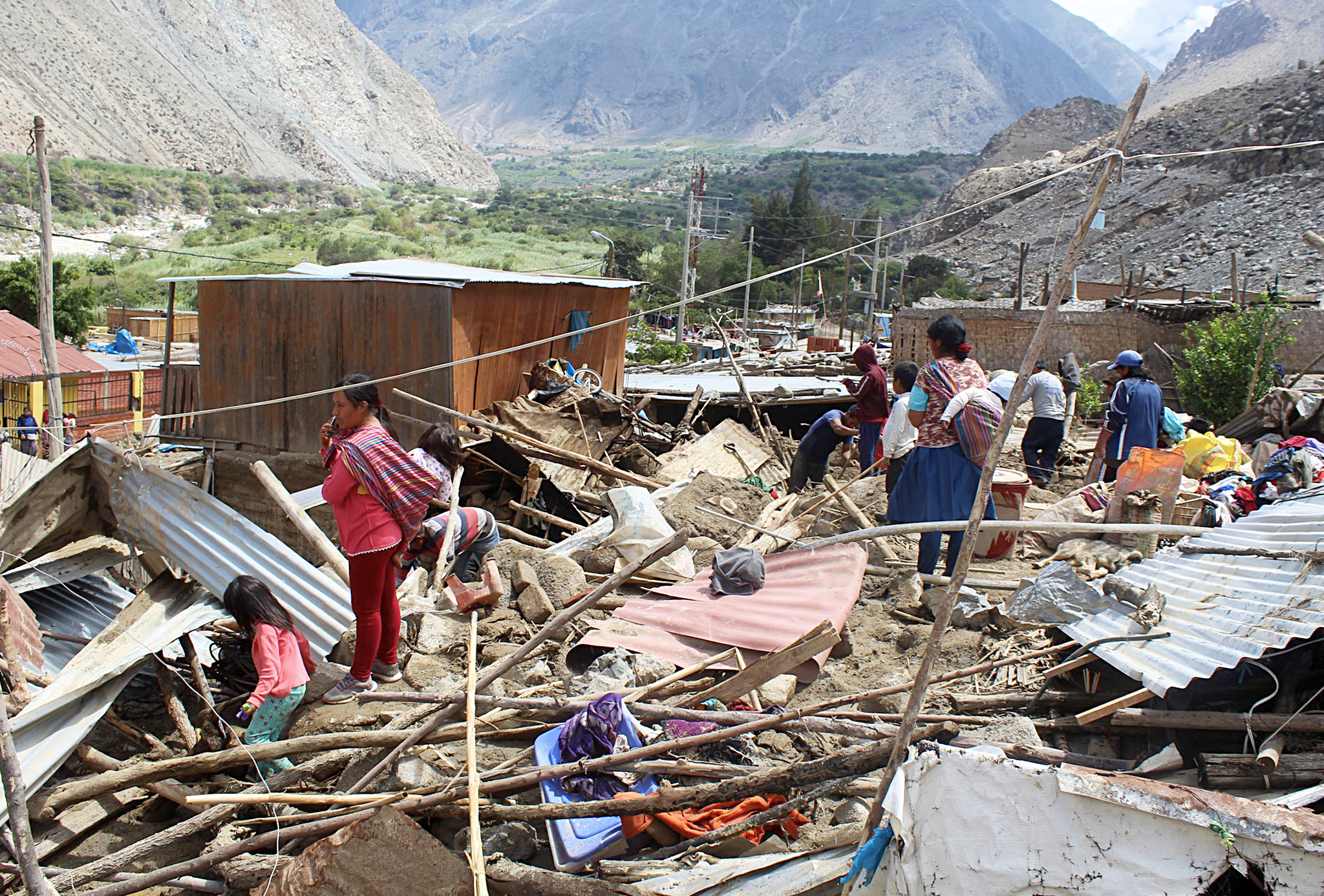 Rosa Vásquez traslada ayuda humanitaria y pone a disposición 27 maquinarias para atender emergencias en Yauyos