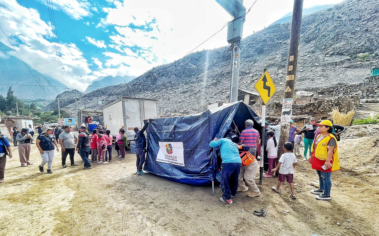 Rosa Vásquez traslada ayuda humanitaria y pone a disposición 27 maquinarias para atender emergencias en Yauyos