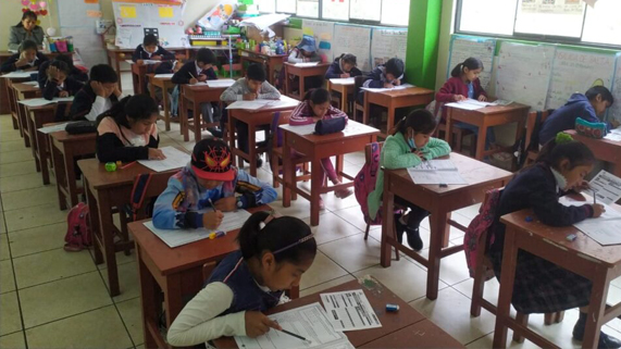Estudiantes dando su evaluación 