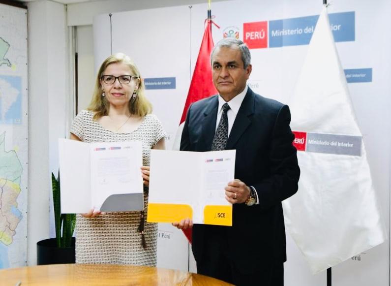 El ministro del Interior, Vicente Romero Fernández, y la presidenta ejecutiva del Organismo Supervisor de las Contrataciones del Estado (OSCE), Ada Basulto Liewald, suscribieron hoy un acuerdo de intención con el objetivo de fortalecer las capacidades del Sector en materia de contrataciones públicas y fomentar la transparencia y la eficiencia en la compra pública, en favor de la seguridad ciudadana.
El acuerdo establece un marco de mutua colaboración interinstitucional a fin de que, en el ámbito de sus respectivas competencias, realicen acciones de soporte técnico y fortalecimiento de capacidades para lograr contrataciones públicas íntegras, eficientes, eficaces y competitivas.
El documento fue suscrito en la sede del Ministerio del Interior (Mininter), donde ambas autoridades se reunieron para establecer acciones inmediatas que contribuyan a fomentar la lucha frontal contra la corrupción desde todos los ámbitos gubernamentales.
“Este acuerdo sin duda nos llevará a mejorar nuestros procesos y contrataciones para una administración de la seguridad ciudadana transparente, moderna y efectiva en favor del país”, afirmó el ministro Vicente Romero.
A su turno, la presidenta ejecutiva del OSCE, Ada Basulto, sostuvo que su entidad busca convertirse en un aliado de las entidades del Estado y darles el soporto técnico necesario para la lucha anticorrupción.
“Lo que buscamos es que las contrataciones que realice el Estado sean transparentes e integras a fin de que los usuarios finales, la población pueda obtener bienes, servicios y obras que no se paralicen y redunden en su beneficio”, manifestó.