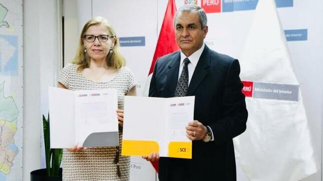El ministro del Interior, Vicente Romero Fernández, y la presidenta ejecutiva del Organismo Supervisor de las Contrataciones del Estado (OSCE), Ada Basulto Liewald, suscribieron hoy un acuerdo de intención con el objetivo de fortalecer las capacidades del Sector en materia de contrataciones públicas y fomentar la transparencia y la eficiencia en la compra pública, en favor de la seguridad ciudadana.

El acuerdo establece un marco de mutua colaboración interinstitucional a fin de que, en el ámbito de sus respectivas competencias, realicen acciones de soporte técnico y fortalecimiento de capacidades para lograr contrataciones públicas íntegras, eficientes, eficaces y competitivas.

El documento fue suscrito en la sede del Ministerio del Interior (Mininter), donde ambas autoridades se reunieron para establecer acciones inmediatas que contribuyan a fomentar la lucha frontal contra la corrupción desde todos los ámbitos gubernamentales. 

“Este acuerdo sin duda nos llevará a mejorar nuestros procesos y contrataciones para una administración de la seguridad ciudadana transparente, moderna y efectiva en favor del país”, afirmó el ministro Vicente Romero.

A su turno, la presidenta ejecutiva del OSCE, Ada Basulto, sostuvo que su entidad busca convertirse en un aliado de las entidades del Estado y darles el soporto técnico necesario para la lucha anticorrupción. 

“Lo que buscamos es que las contrataciones que realice el Estado sean transparentes e integras a fin de que los usuarios finales, la población pueda obtener bienes, servicios y obras que no se paralicen y redunden en su beneficio”, manifestó.  

