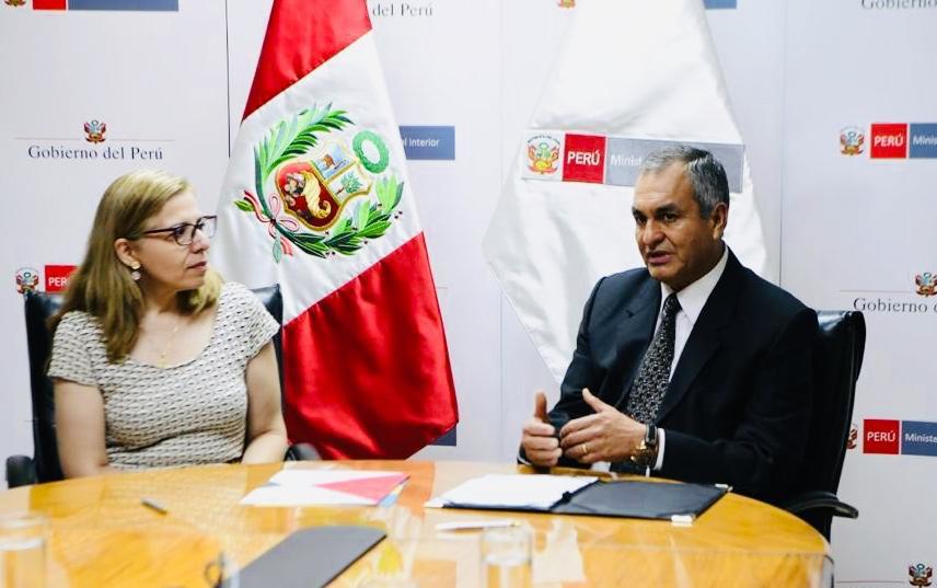 El ministro del Interior, Vicente Romero Fernández, y la presidenta ejecutiva del Organismo Supervisor de las Contrataciones del Estado (OSCE), Ada Basulto Liewald, suscribieron hoy un acuerdo de intención con el objetivo de fortalecer las capacidades del Sector en materia de contrataciones públicas y fomentar la transparencia y la eficiencia en la compra pública, en favor de la seguridad ciudadana.
El acuerdo establece un marco de mutua colaboración interinstitucional a fin de que, en el ámbito de sus respectivas competencias, realicen acciones de soporte técnico y fortalecimiento de capacidades para lograr contrataciones públicas íntegras, eficientes, eficaces y competitivas.
El documento fue suscrito en la sede del Ministerio del Interior (Mininter), donde ambas autoridades se reunieron para establecer acciones inmediatas que contribuyan a fomentar la lucha frontal contra la corrupción desde todos los ámbitos gubernamentales.
“Este acuerdo sin duda nos llevará a mejorar nuestros procesos y contrataciones para una administración de la seguridad ciudadana transparente, moderna y efectiva en favor del país”, afirmó el ministro Vicente Romero.
A su turno, la presidenta ejecutiva del OSCE, Ada Basulto, sostuvo que su entidad busca convertirse en un aliado de las entidades del Estado y darles el soporto técnico necesario para la lucha anticorrupción.
“Lo que buscamos es que las contrataciones que realice el Estado sean transparentes e integras a fin de que los usuarios finales, la población pueda obtener bienes, servicios y obras que no se paralicen y redunden en su beneficio”, manifestó.