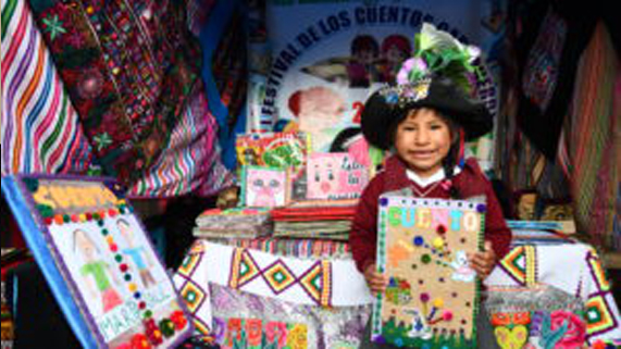 niña presentando su cuento cartonero 