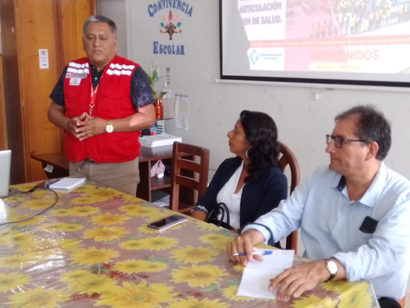 Representante de Qally Warma - VICTOR JULCA VICHARRA, exponiendo en la reunión.