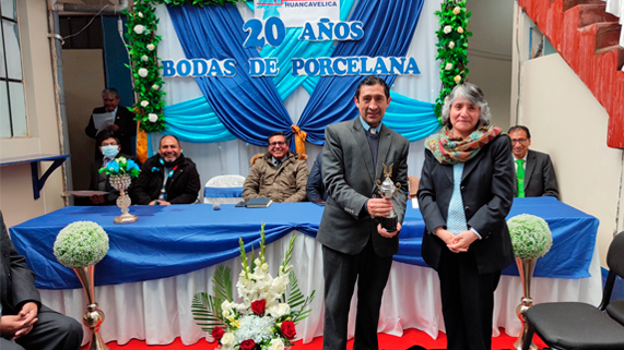 autoriades de la provincia de Huancavelica en la ceremonia de aniversario