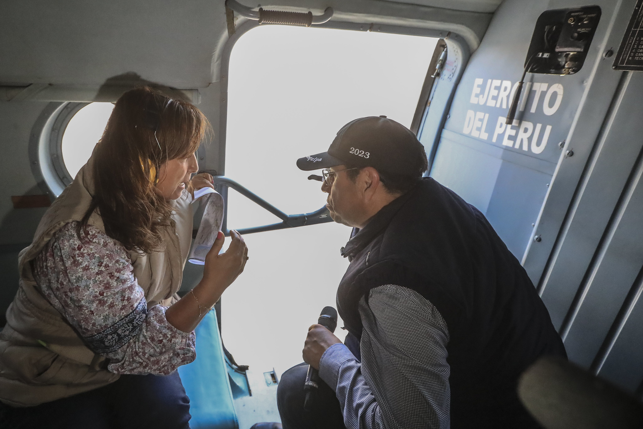 Fotografía del sobrevuelo de la presidenta Dina Boluarte en zonas afectadas por el huaico, en Arequipa.