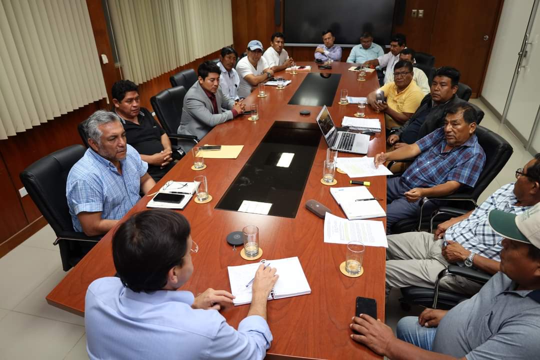fotografía gobernador con comuneros.