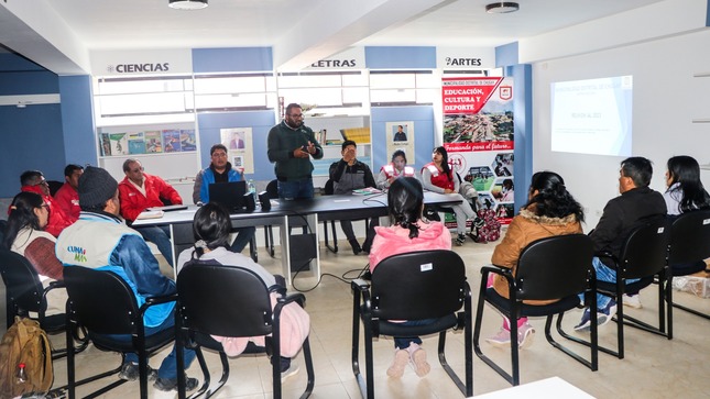 El alcalde de la municipalidad distrital de chugay, Sandro Rodríguez, sostuvo una reunión de trabajo, con organizaciones e instituciones de los Programas Sociales, entre ellas, Juntos, Cuna Más, etc.