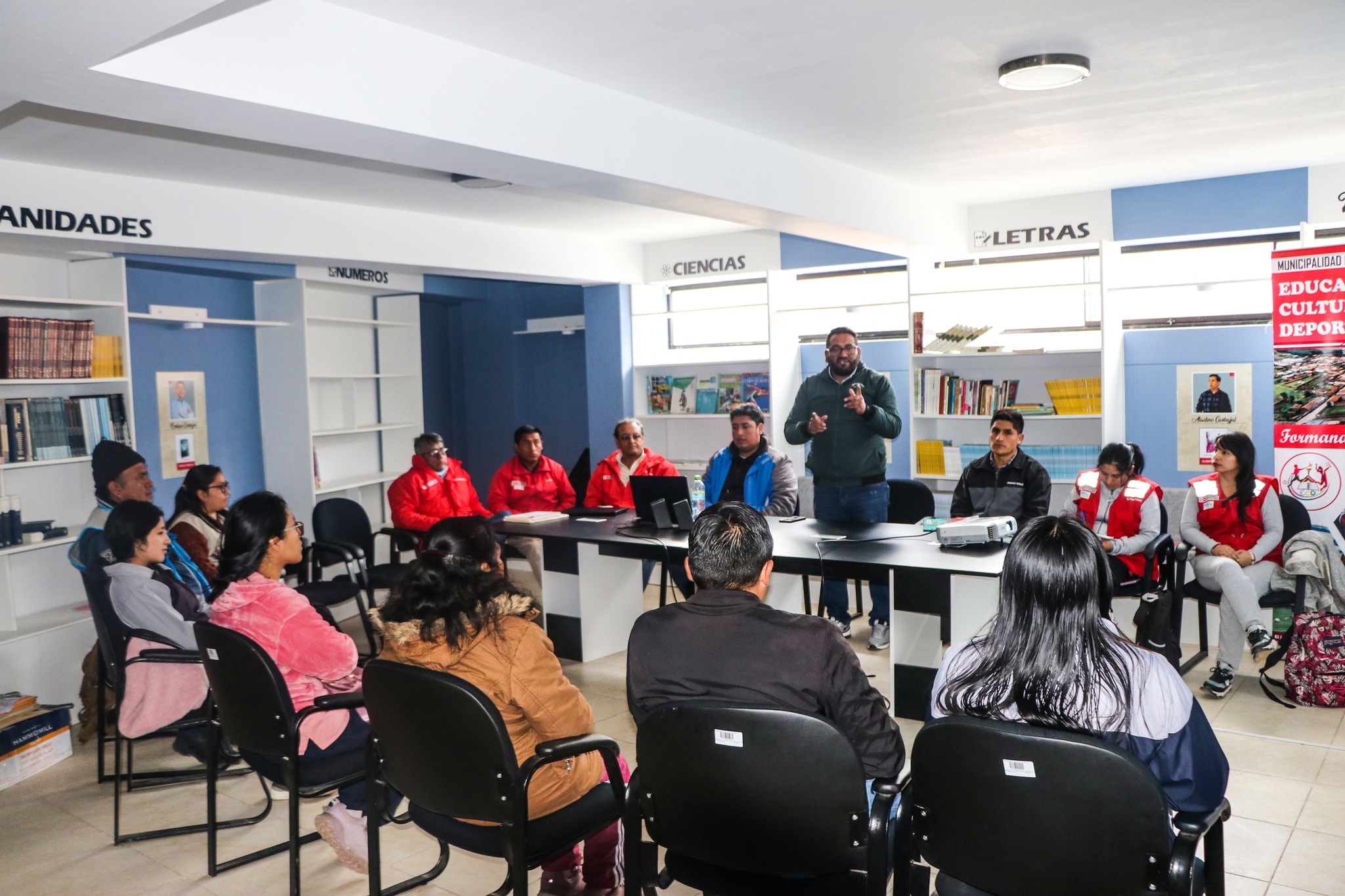 El alcalde de la municipalidad distrital de chugay, Sandro Rodríguez, sostuvo una reunión de trabajo, con organizaciones e instituciones de los Programas Sociales, entre ellas, Juntos, Cuna Más, etc.