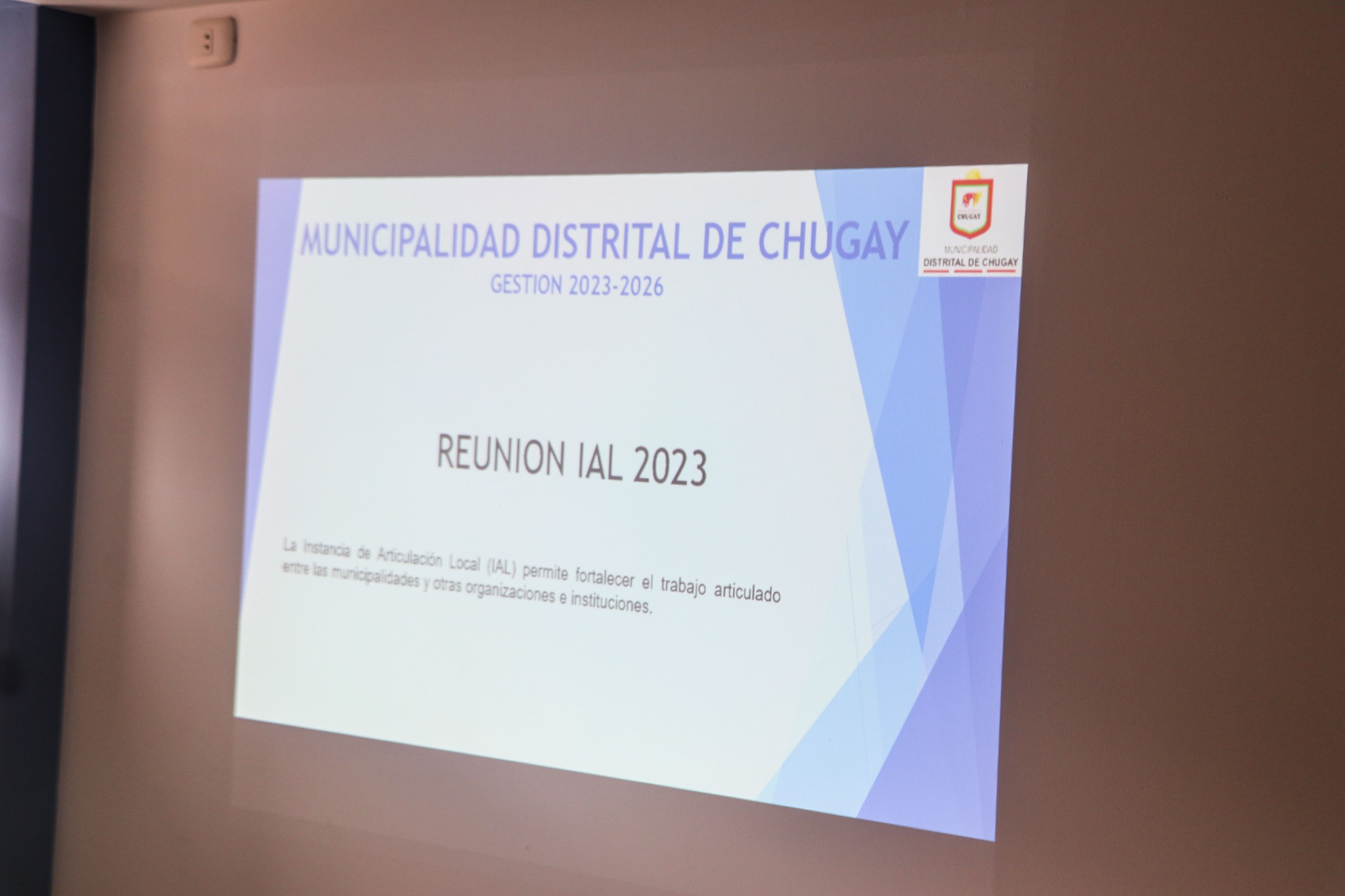 El alcalde de la municipalidad distrital de chugay, Sandro Rodríguez, sostuvo una reunión de trabajo, con organizaciones e instituciones de los Programas Sociales, entre ellas, Juntos, Cuna Más, etc.