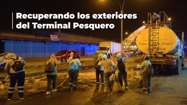 Por disposición del nuestro Alcalde Pedro Spadaro se realizó el baldeado y recuperación de los alrededores del terminal pesquero.