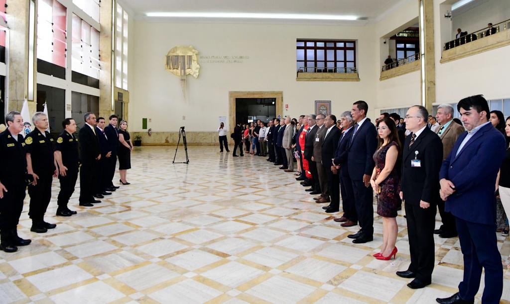 El ministro del Interior, Vicente Romero Fernández, destacó la importancia de trabajar de manera articulada y armoniosa para brindar mejores servicios a los ciudadanos.
“Cada superintendencia y cada dirección general tiene grandes responsabilidades. Es necesario que entre un dinamismo potente, rápido, para poder ver en pocos días los frutos de esta gestión”, expresó la autoridad a los funcionarios y servidores públicos de la entidad.
“Queremos que el sector Interior, un sector difícil y complejo, pueda alcanzar los servicios a la ciudadanía que tanto espera”, indicó.
Mencionó que la actual coyuntura del país hace que la población esté pendiente de este sector, por lo que el esfuerzo de todos y cada uno de sus funcionarios para salir de esta situación, será la mejor respuesta que podamos entregar.
El ministro participó el martes último de la ceremonia de presentación ante el personal Mininter incluyendo sus órganos adscritos en la sede principal de la institución. Asistieron los viceministros de Orden Interno y Seguridad Pública, Néstor Zegarra y Fidel Pintado, respectivamente; el comandante general de la Policía Nacional del Perú, General de Policía Raúl Alfaro; el jefe del Estado Mayor de la PNP, Tnte. Gral. Vicente Fernández; y el inspector general de la PNP, Tnte. Gral. Segundo Mejía.
Asimismo, estuvieron presentes los directores generales de los órganos adscritos como la Superintendencia Nacional de Migraciones; la Superintendencia Nacional de la Superintendencia Nacional de Control de Servicios de Seguridad, Armas, Municiones y Explosivos de Uso Civil (Sucamec), del Fondo de Aseguramiento en Salud de la Policía Nacional del Perú (Saludpol), y la Intendencia Nacional de Bomberos del Perú.