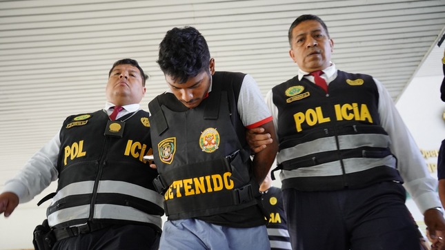 La Policía Nacional del Perú logró identificar en tiempo récord a los sicarios que acabaron con la vida de seis integrantes de una familia – entre ellos dos menores de edad - en el distrito de San Miguel. Esta acción policial es parte de la intensificación del trabajo contra el crimen organizado en todas sus formas, especialmente el cobro de cupos, la extorsión y el sicariato.

El general PNP Óscar Arriola, jefe de la Dirincri, detalló que, solo horas después del crimen, se logró capturar en el Callao al chofer José Luis Solari Pozo (23), alias Charly, así como identificar el vehículo que usaron los sicarios para cometer el hecho.

“Gracias al arduo trabajo de investigación del grupo especial de agentes formado para este caso, hoy ya se tiene plenamente identificados a cuatro sujetos conocidos con los alias de “Josecito” “Vicho”, “Willy” y “Hache”, como los presuntos responsables del asesinato”, indicó el alto mando policial, tras asegurar que es inminente la captura de estos sujetos.

El jefe de la Dirincri sostuvo que la ciudadanía puede confiar en que estos crímenes no quedarán impunes, y aseguró que la Policía Nacional está trabajando sin descanso para dar con los responsables del hecho de sangre y entregarlos a la justicia para que cumplan la máxima pena. 

“La Policía Nacional del Perú nunca deja de perseguir el delito y lucha incansablemente por combatir el crimen organizado en todas sus formas, especialmente la extorsión y el cobro de cupos en obras de construcción civil en Lima y Callao”, subrayó. 

Indicó que muchos clanes delictivos han sido desarticulados gracias a acciones de inteligencia, seguimientos constantes, investigaciones prolijas y capturas oportunas. Prueba de ello es que gran cantidad de personas vinculas a estos delitos se encuentra  purgando condena en los diversos establecimientos penitenciarios del país.

El general Arriola reiteró su pedido a la ciudadanía para que confíe en el trabajo policial, y recomendó a los empresarios de las obras de construcción no ceder ante las extorsiones y denunciar el hecho ante las autoridades.

“La Policía está al servicio de los ciudadanos y sabe de las amenazas, del riesgo y del peligro en que se colocan con la sola verbalización de estos delincuentes, pero es necesario que denuncien para poder actuar antes y no estar lamentando este tipo de hechos”, concluyó.
