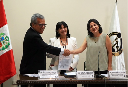 FOTO DÁNDOSE LA MANO