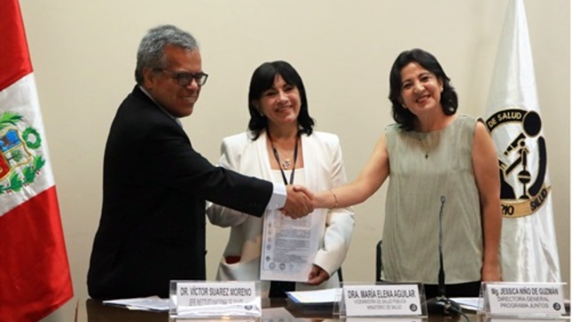 FOTO DÁNDOSE LA MANO