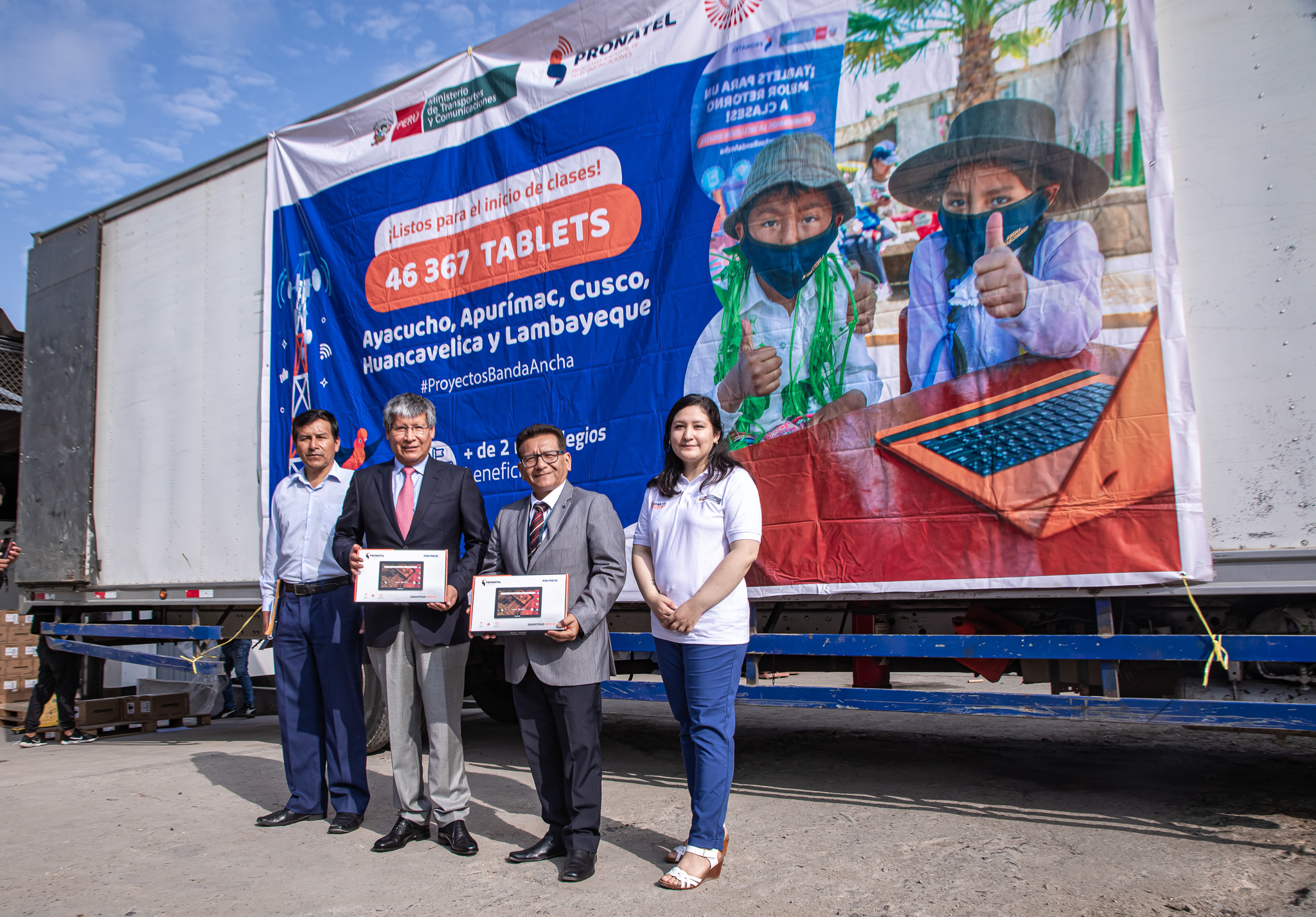JPG de la entrega de tabletas al GORE Ayacucho