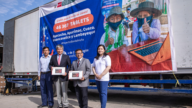 JPG de la entrega de tabletas al GORE Ayacucho