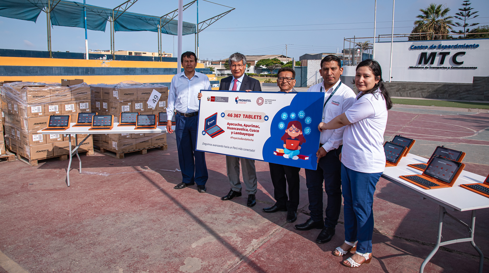 JPG de la entrega de tabletas al GORE Ayacucho
