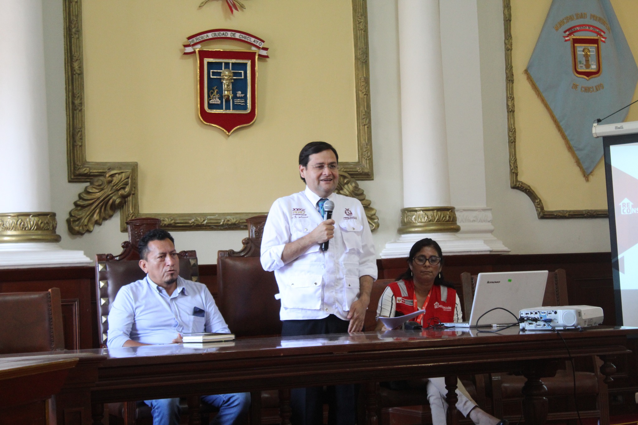 fotografía de gobernador en evento.