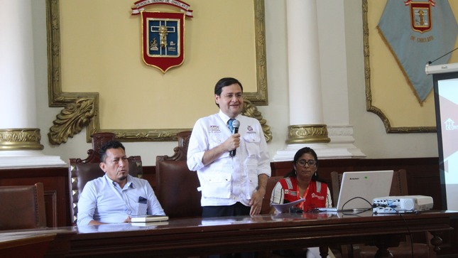 fotografía de gobernador en evento.