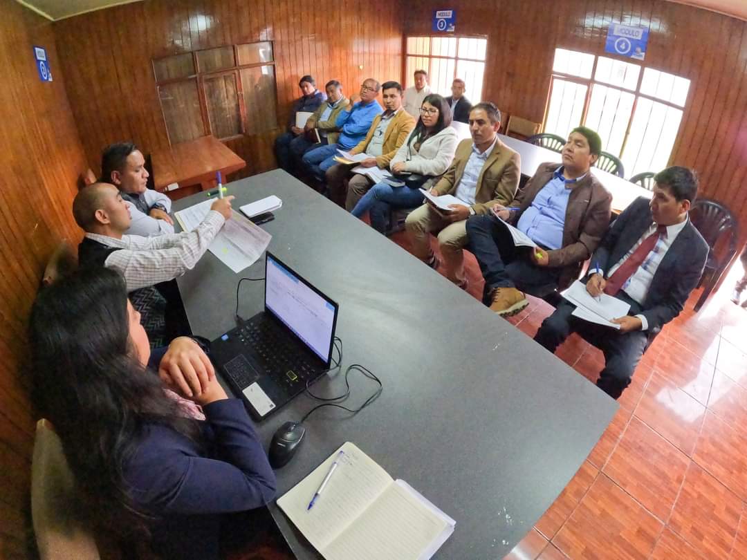 ReuniΓ³n de autoridades de la municipalidad con el gobernador regional.