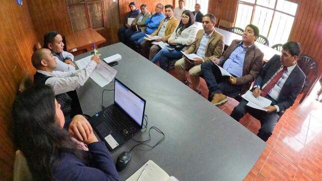 Reunión de autoridades de la municipalidad con el gobernador regional.