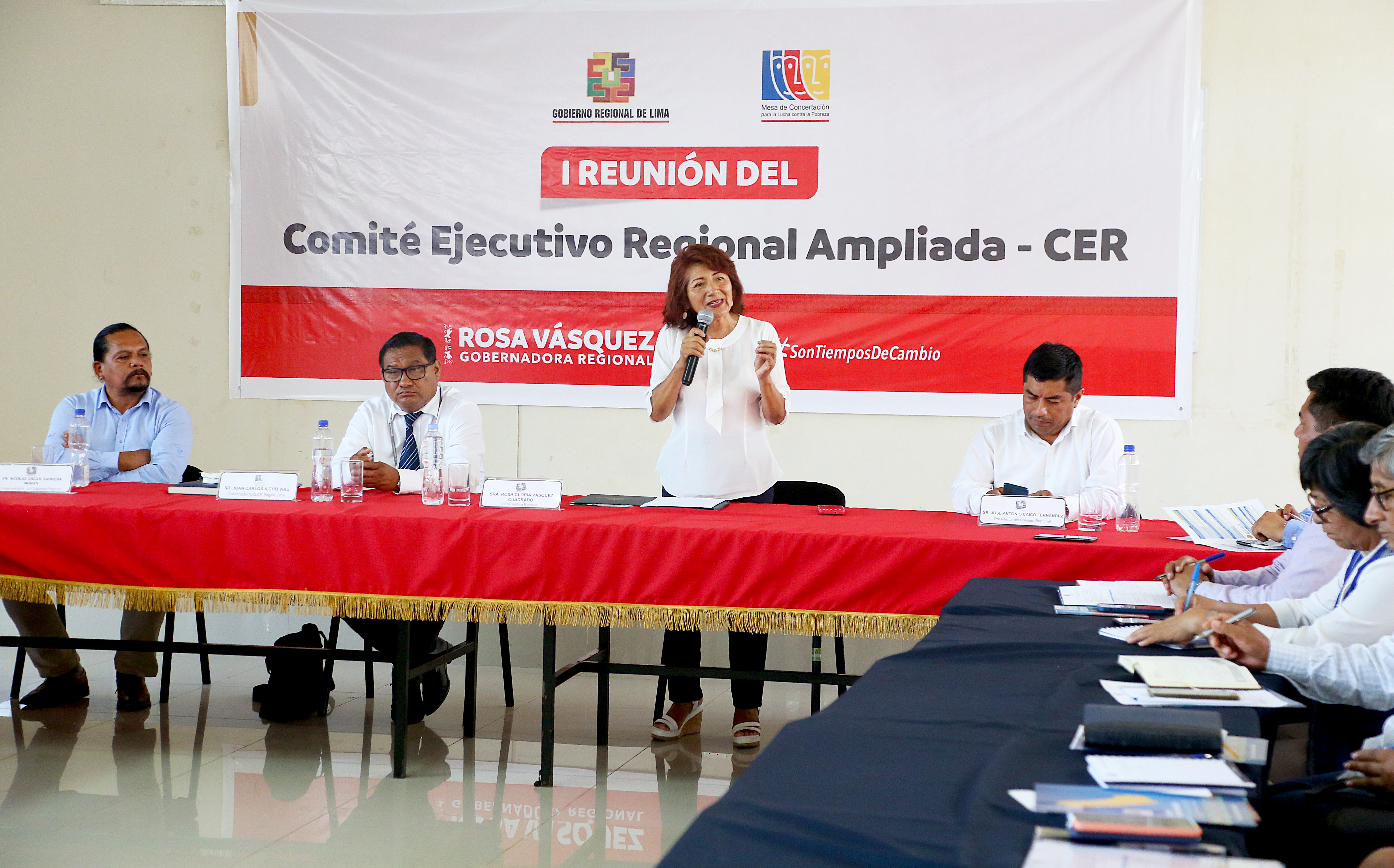 Rosa Vásquez firma acta de ratificación del Acuerdo de Gobernabilidad en reunión de la MCLCP