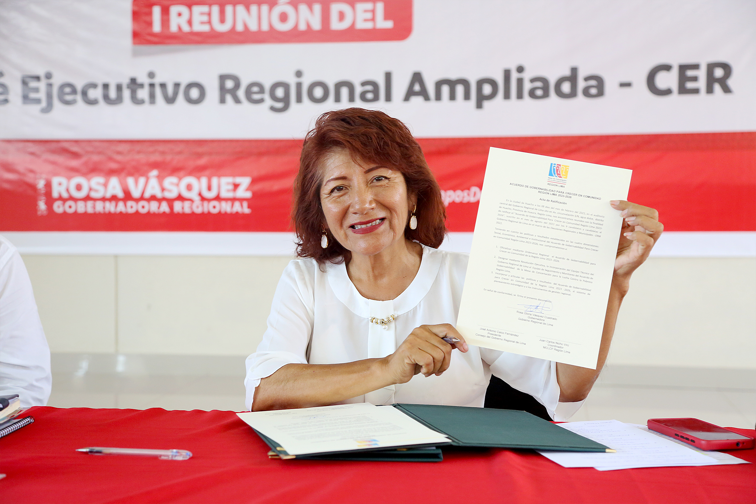 Rosa Vásquez firma acta de ratificación del Acuerdo de Gobernabilidad en reunión de la MCLCP