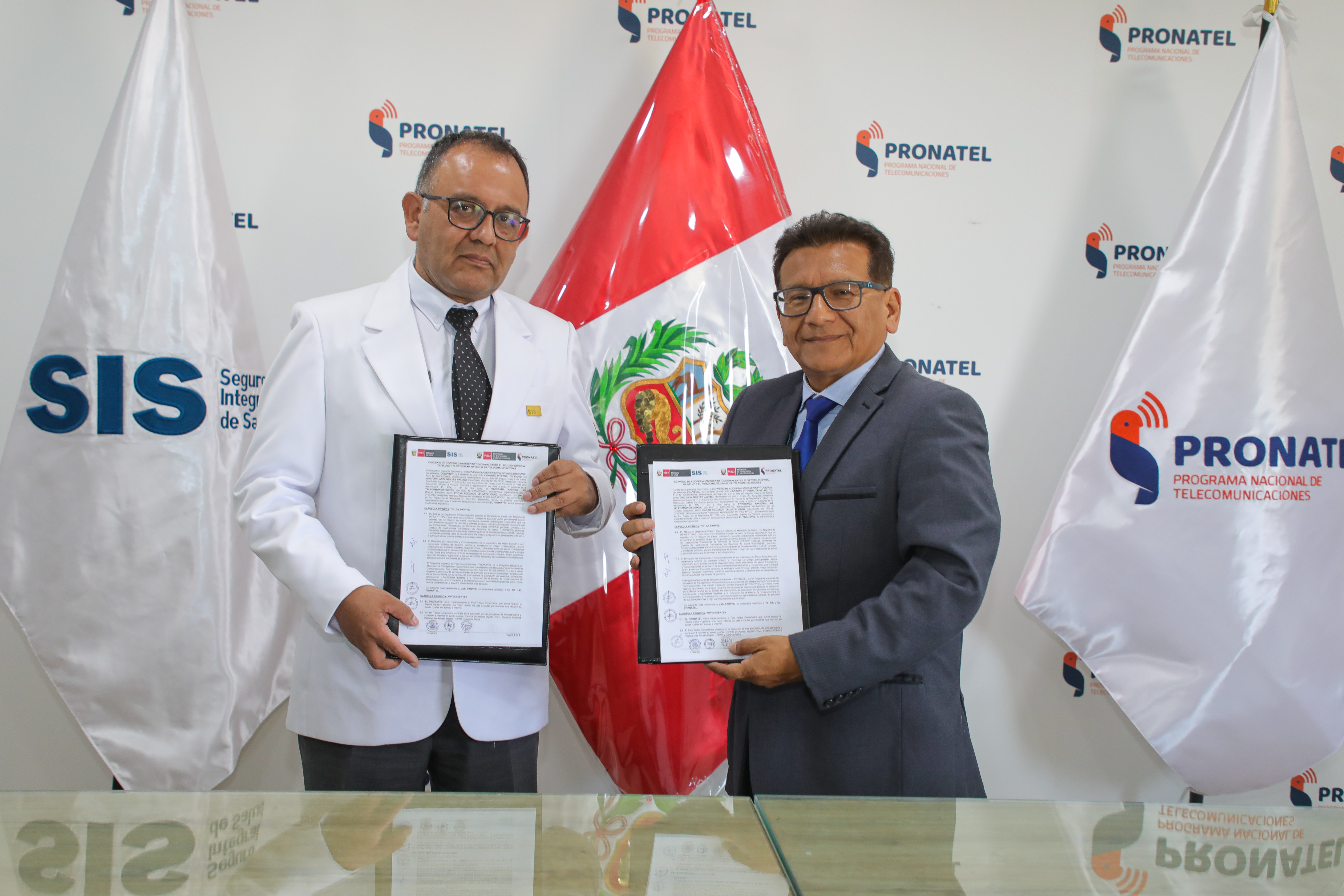 JPG de la firma de convenio entre el director ejecutivo de Pronatel y del SIS