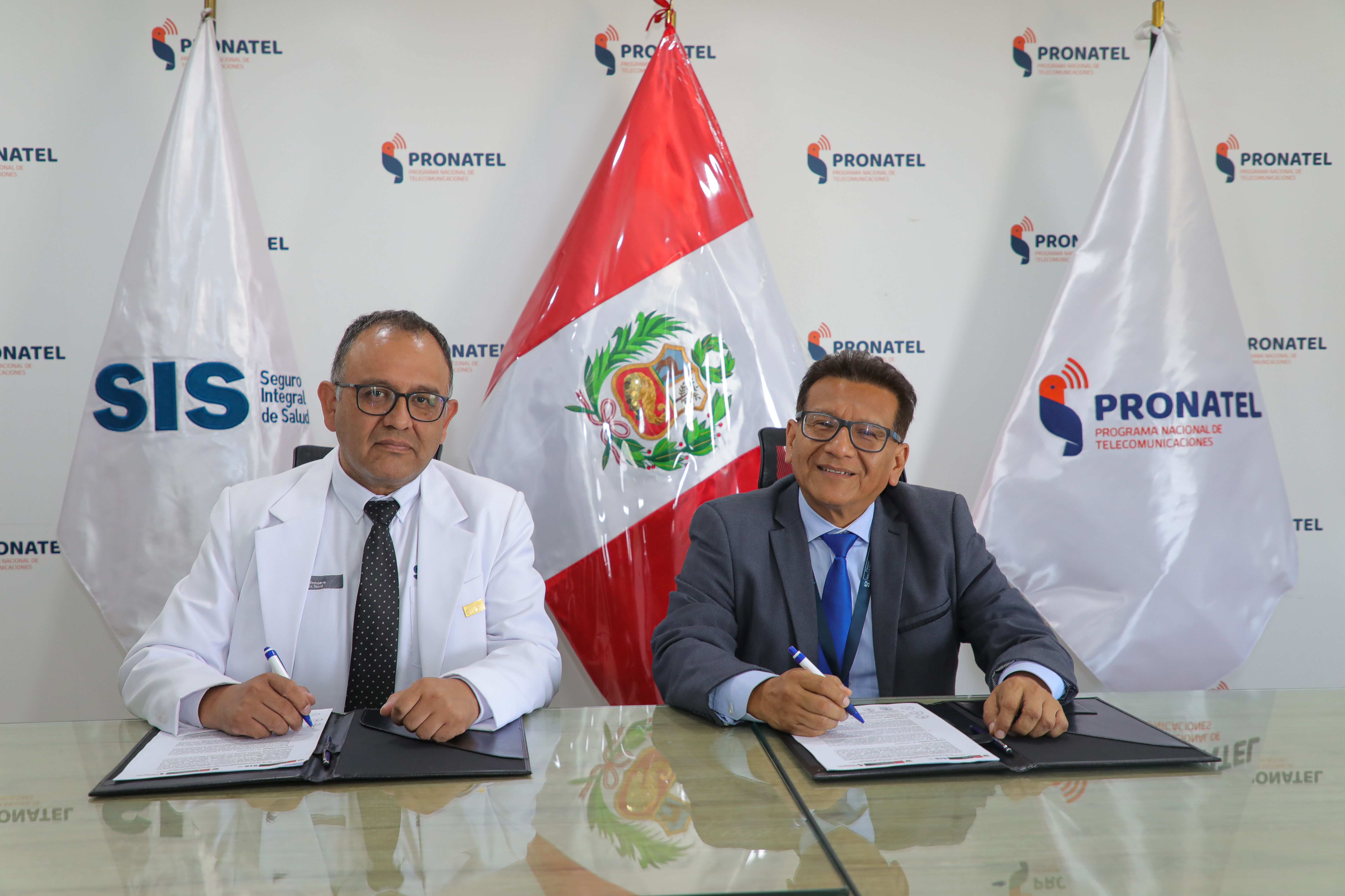 JPG de la firma de convenio entre el director ejecutivo de Pronatel y del SIS
