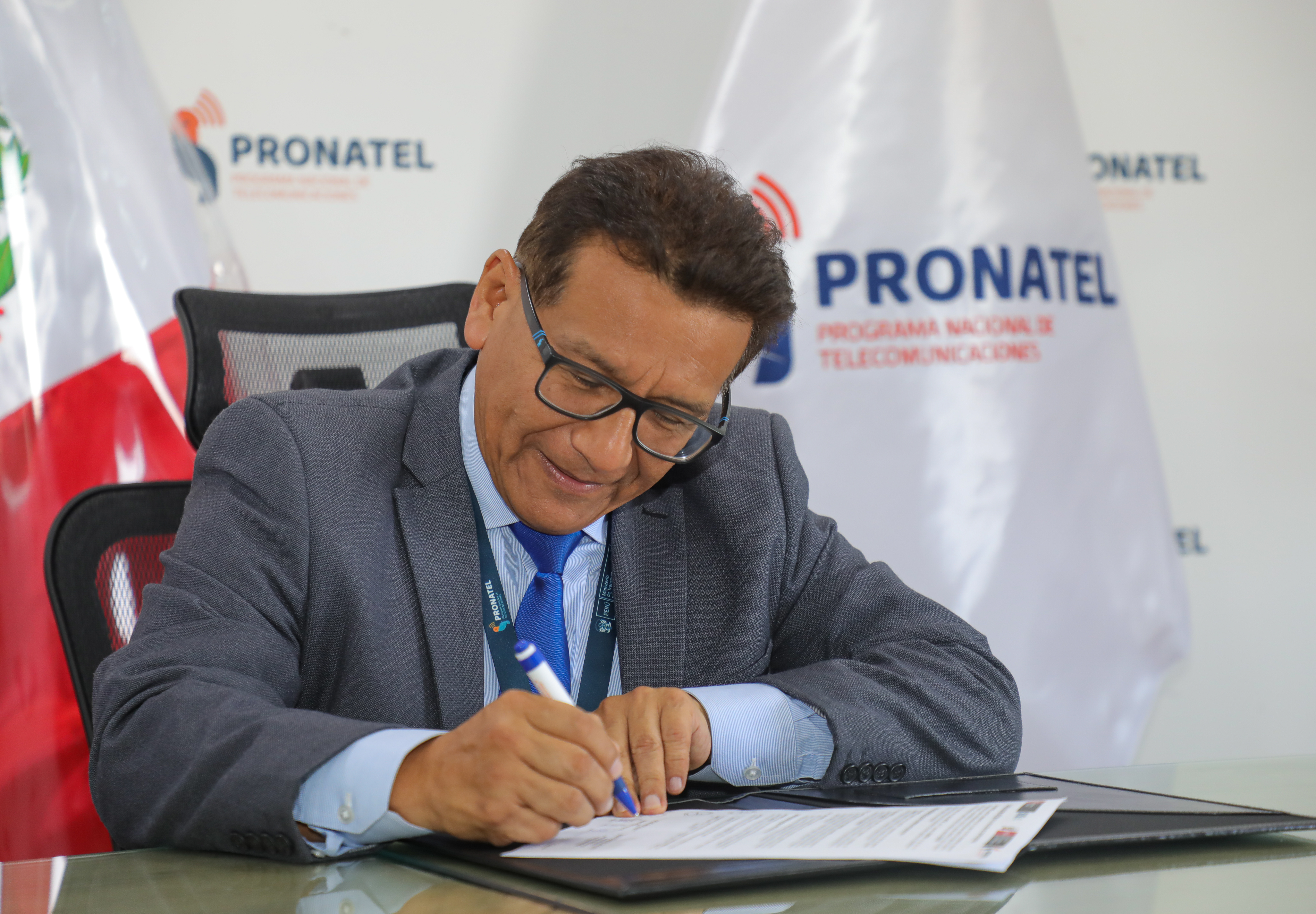 JPG de la firma de convenio entre el director ejecutivo de Pronatel y del SIS