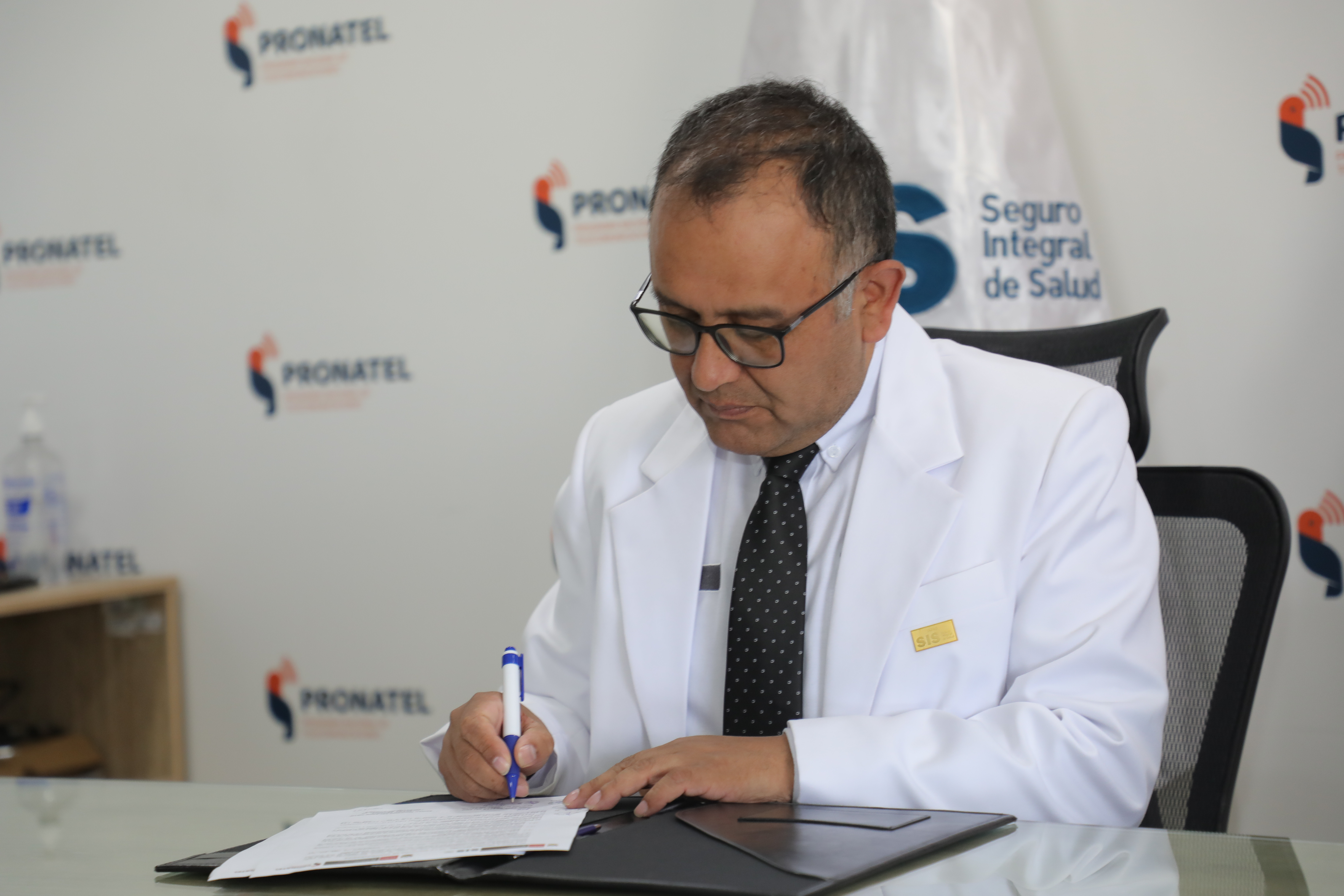 JPG de la firma de convenio entre el director ejecutivo de Pronatel y del SIS