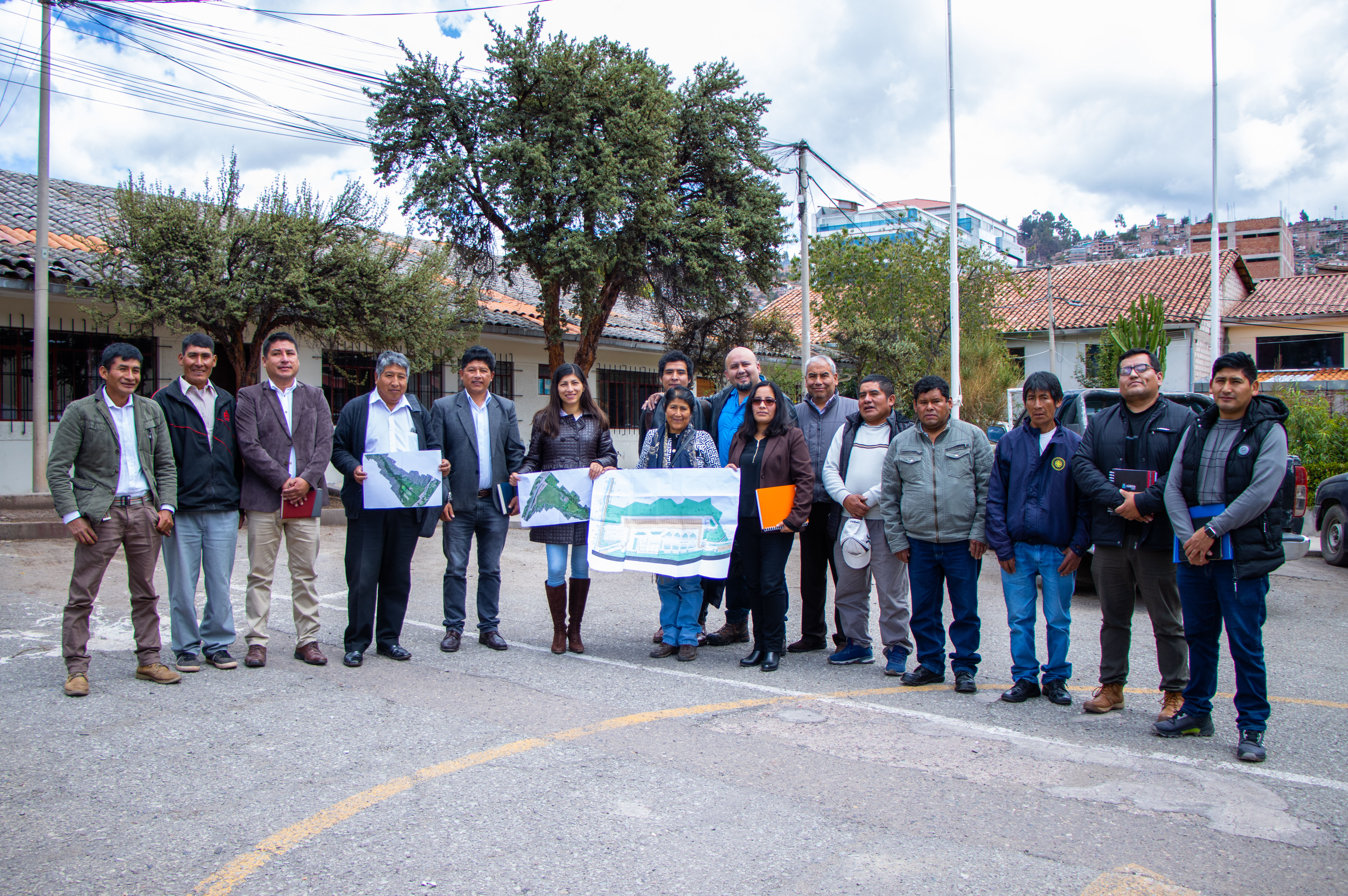 Foto final con la vicegobernadora de Cusco, equipo técnico del GORE, junta directiva de Chuquibamba y alcalde de Lamay