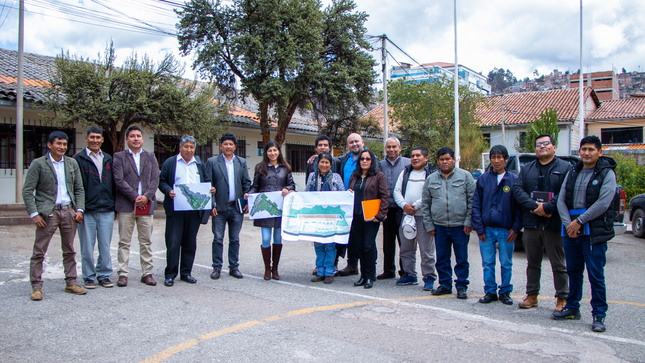 Foto final con la vicegobernadora de Cusco, equipo técnico del GORE, junta directiva de Chuquibamba y alcalde de Lamay
