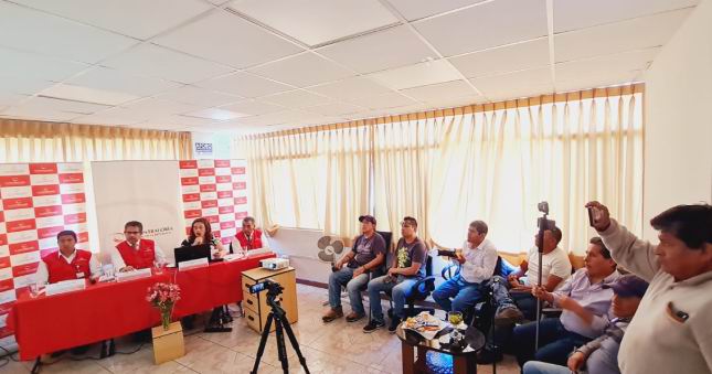 Gerente Regional de Control de Apurímac y auditores durante la Jornada Informativa con medios de la región