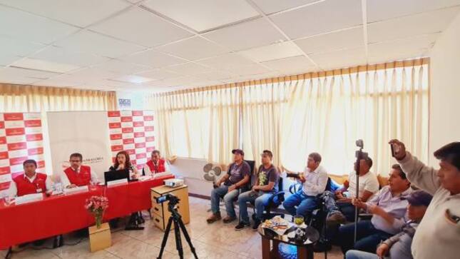 Gerente Regional de Control de Apurímac y auditores durante la Jornada Informativa con medios de la región
