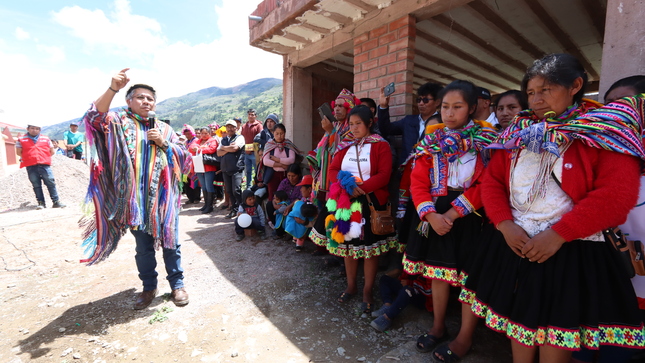 Gobernador regional en reinicio de obra en Challabamba