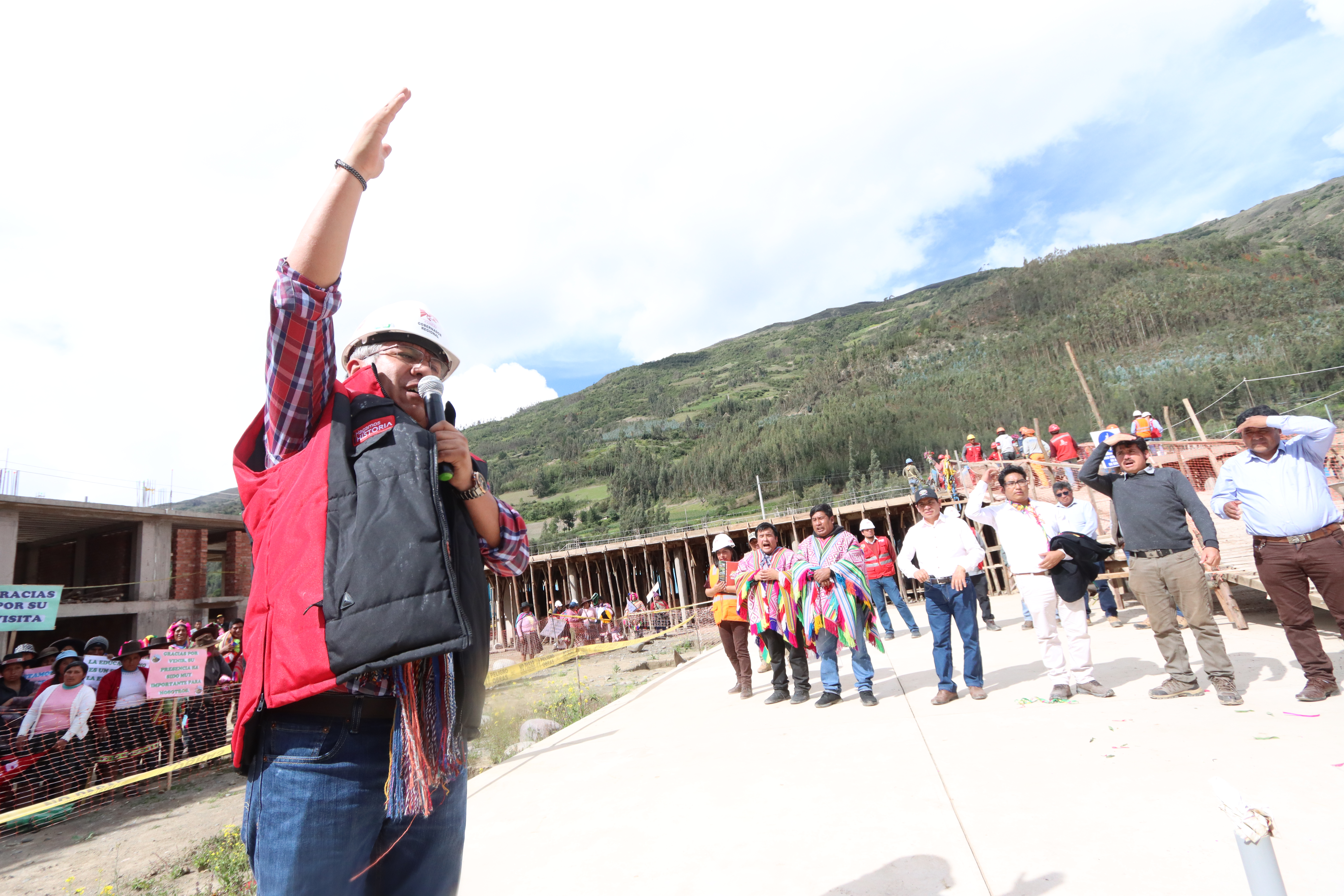 Gobernador regional en reinicio de obra en Sunchubamba