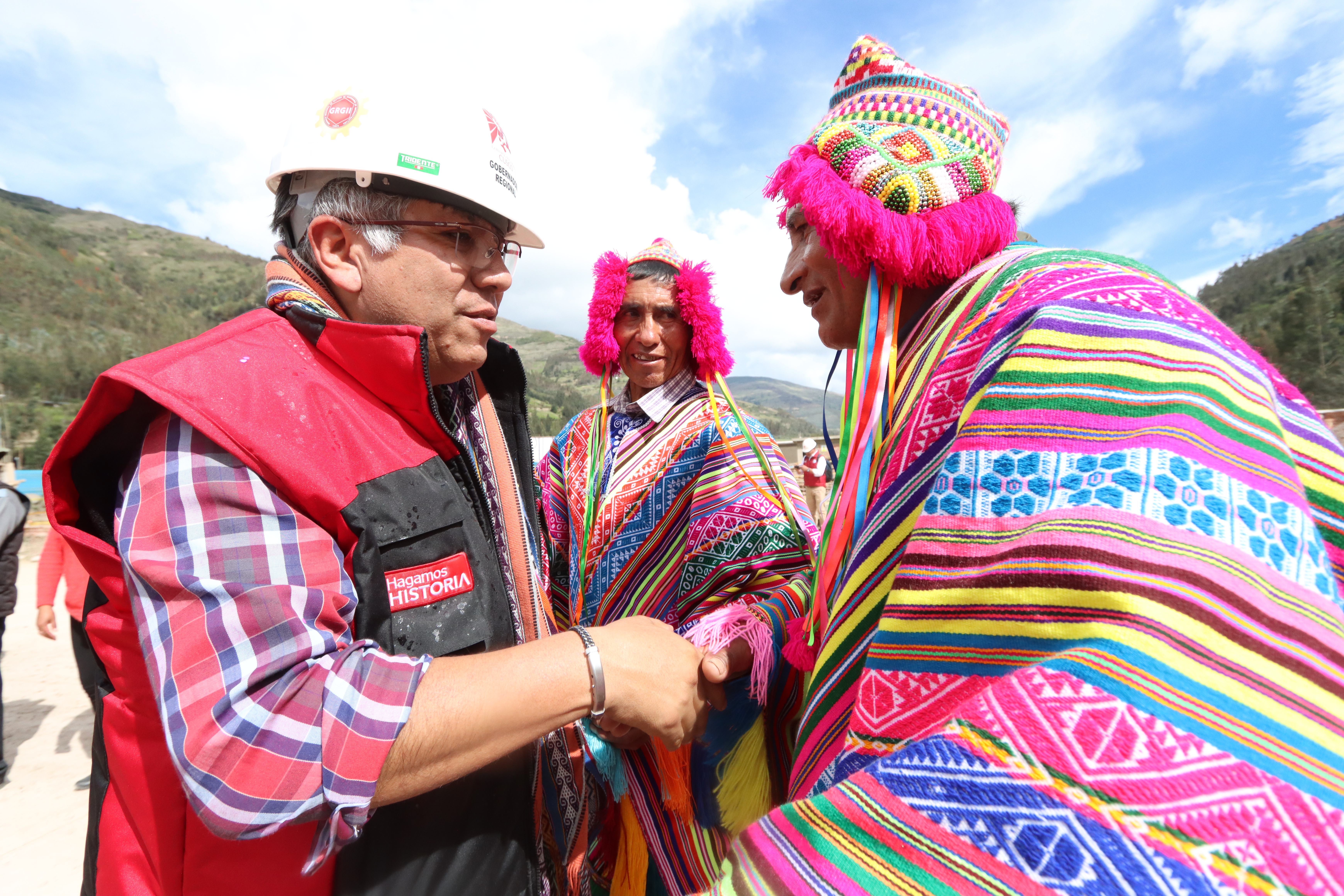 Saludo entre autoridad regional y local 