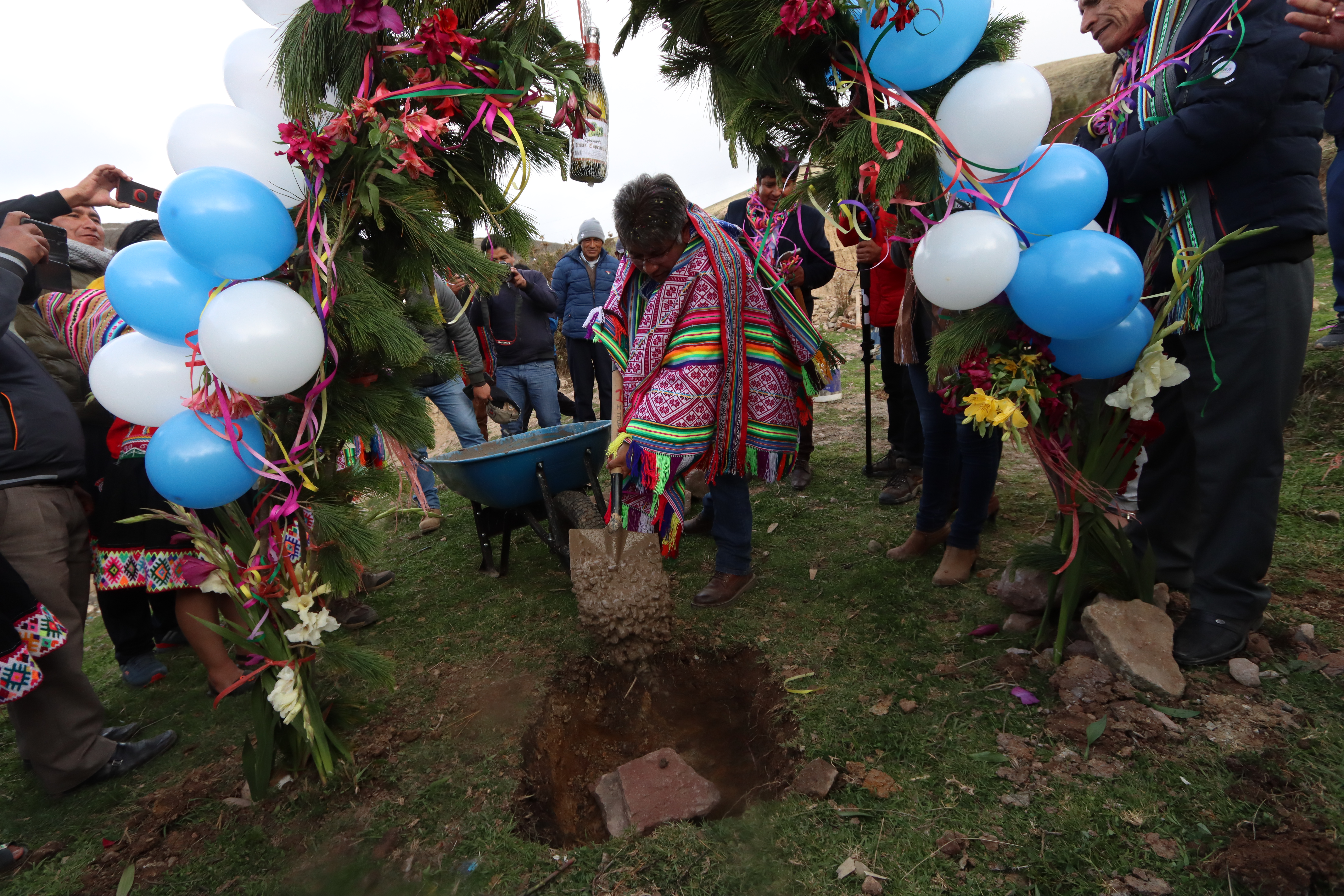 Puesta de la primera piedra para el inicio de ejecución de proyecto en Huancarani