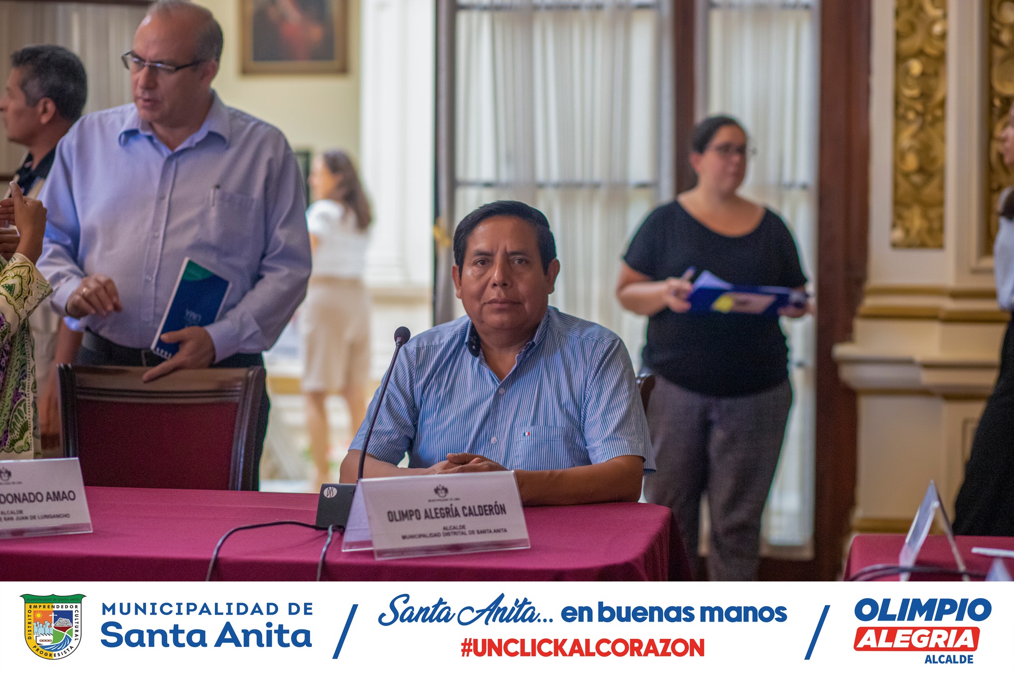 El alcalde Olimpio Alegría, participó de la mesa de trabajo liderada por el alcalde de Lima Metropolitana Rafael López Aliaga junto a los burgomaestres de las diferentes comunas.
La reunión tuvo como finalidad coordinar mejoras en el orden público y presentar el plan de equipamiento de motos para combatir la inseguridad ciudadana.