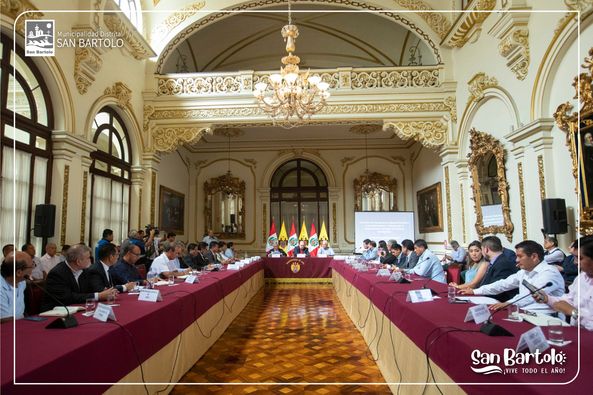 Presente con autoridades de Lima
