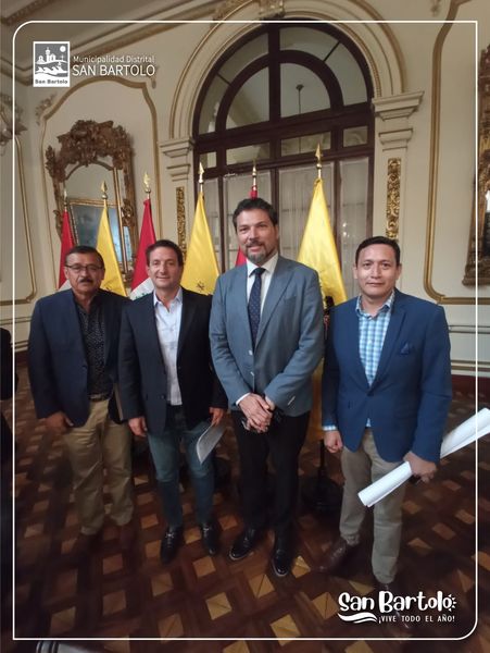 Acompa帽ado con funcionarios de la municipalidad de San Bartolo